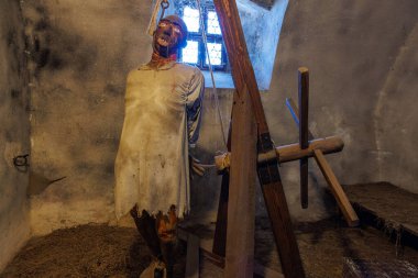 Ortaçağ işkence odası, harap bir ortamda canlı gibi görünen bir manken tasviri. 18 Mart 2025, Madalyon, Çek Cumhuriyeti.