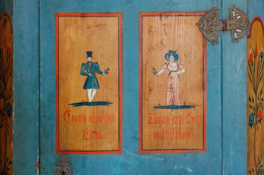 Geleneksel kıyafet resimleriyle boyanmış klasik kapılar. 18 Mart 2025, Madalyon, Çek Cumhuriyeti.