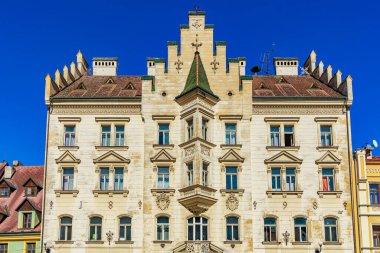 Süslü mimarisi ve mavi gökyüzü arka planına sahip tarihi Avrupa binası. 18 Mart 2025, Madalyon, Çek Cumhuriyeti.