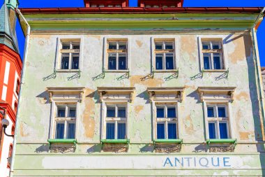 Eski boyalı ve uzun camlı tarihi Avrupa binası cephesi. 18 Mart 2025, Madalyon, Çek Cumhuriyeti.