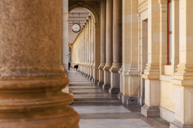 Tarihsel Avrupa mimarisinde saati olan zarif bir sütun. 18 Mart 2025, Karlovy Vary, Çek Cumhuriyeti.