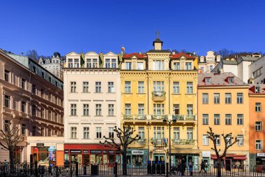 Karlovy 'deki renkli tarihi binalar güneşli bir günde değişir. 18 Mart 2025, Karlovy Vary, Çek Cumhuriyeti.