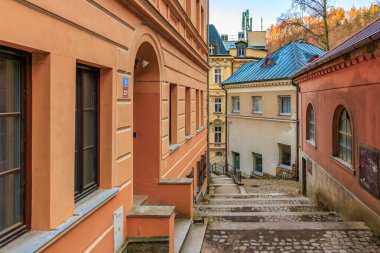 Kombine caddeleri ve kırsal binaları olan tarihi bir Avrupa sokağı. 18 Mart 2025, Karlovy Vary, Çek Cumhuriyeti.