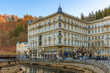 Karlovy 'deki tarihi büyük otel yavrusu gün batımında manzaralı çevreye göre değişir. 18 Mart 2025, Karlovy Vary, Çek Cumhuriyeti.