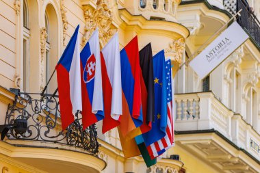 Slovakya ve eu bayraklarıyla Avrupa 'daki bina cephesinde bayraklar sergilendi. 19 Mart 2025, Karlovy Vary, Çek Cumhuriyeti.