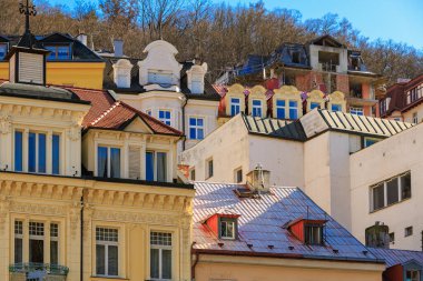 Orman tepeleri olan Avrupa 'nın renkli mimarisi ve manzarası. 19 Mart 2025, Karlovy Vary, Çek Cumhuriyeti.