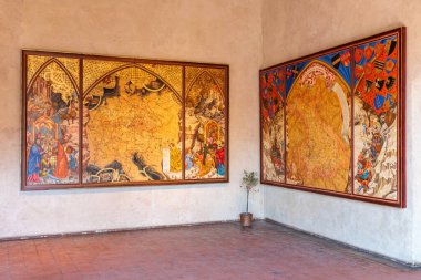 Duvarlarında karmaşık bir ortaçağ sanatı olan tarihi harita odası. 19 Mart 2025, Karlstejn, Çek Cumhuriyeti.