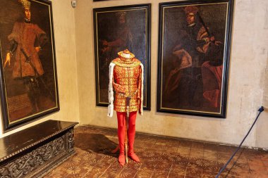 Müzede Rönesans portreleri ve duvar halısı ile tarihi kıyafetler sergileniyor. 19 Mart 2025, Karlstejn, Çek Cumhuriyeti.