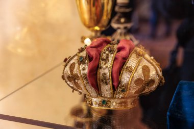 Altın süslerle süslenmiş taç ve kırmızı kadife iç döşeme. 19 Mart 2025, Karlstejn, Çek Cumhuriyeti.