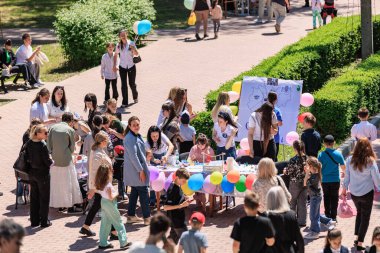 Çeşitli etkinliklerin ve dekorasyonların olduğu açık hava topluluğu etkinliği. 22 Mayıs 2025 Balti Moldova.