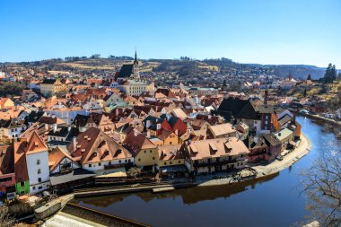 Cesky Krumlov 'un Vltava nehri ve tarihi mimarisi manzarası. 20 Mart 2025, Cesky Krumlov, Çek.