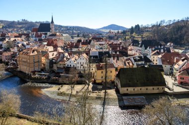 Çekoslov 'un açık bir günde tarihi Cesky Krumlov manzarası. 20 Mart 2025, Cesky Krumlov, Çek.