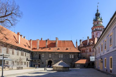 Temiz mavi gökyüzünün altında fosforlu krumlov 'da kuleleri olan tarihi kale avlusu. 20 Mart 2025, Cesky Krumlov, Çek.
