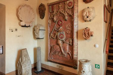 Ortaçağ eserleri taş heykeller ve karmaşık duvar kabartmaları ile sergilenir. 20 Mart 2025, Cesky Krumlov, Çek.