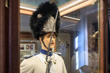 Tarihi askeri üniforma sergisi, beyaz erkek manken cam sergileniyor. 20 Mart 2025, Cesky Krumlov, Çek.