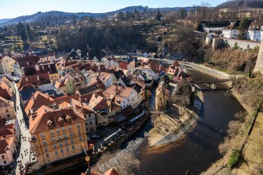 Nehir ve mimarisi olan tarihi Avrupa kasabasının manzaralı manzarası. 20 Mart 2025, Cesky Krumlov, Çek.