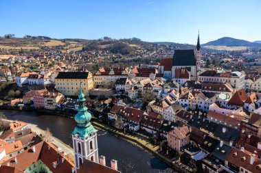 Cesky Krumlov 'un manzaralı Vltava nehri ve tarihi mimarisi. 20 Mart 2025, Cesky Krumlov, Çek.