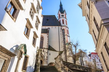 Avrupa 'nın tarihi ara sokaklarında gotik kilise mimarisi. 20 Mart 2025, Cesky Krumlov, Çek.
