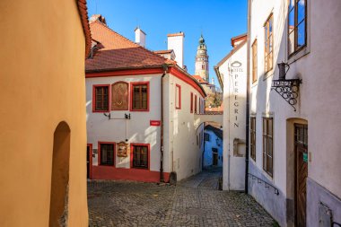Cesky Krumlov 'da tarihi mimarisi olan büyüleyici bir ortaçağ sokağı. 20 Mart 2025, Cesky Krumlov, Çek.