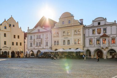 Güneşli barok mimarisi olan tarihi Czech şehir meydanı. 20 Mart 2025, Cesky Krumlov, Çek.