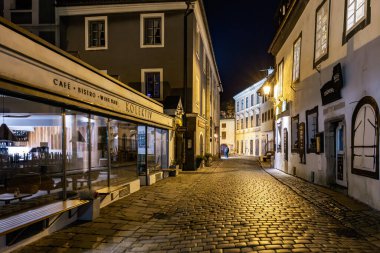 Geceleyin Avrupa 'nın tarihi kaldırım taşı caddesinde aydınlık binalar vardı. 20 Mart 2025, Cesky Krumlov, Çek.