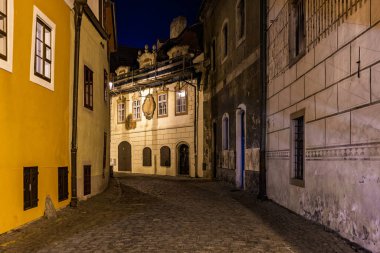 Avrupa 'nın tarihi sokağı, kaldırım taşı caddeleri ve aydınlatılmış binaları gece görüşü. 20 Mart 2025, Cesky Krumlov, Çek.