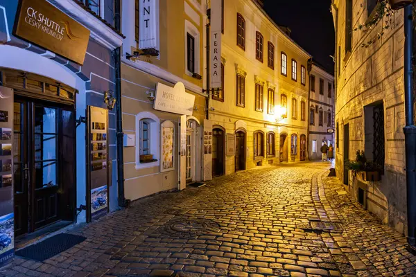 Avrupa 'nın tarihi şehrinde geceleyin dar bir kaldırım taşı caddesi. 20 Mart 2025, Cesky Krumlov, Çek.