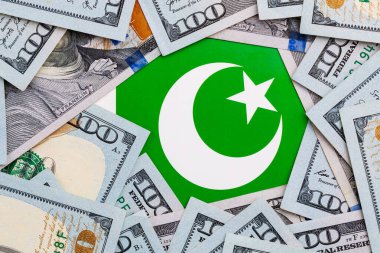 Ekonomik ilişkileri vurgulayan dolarların arasında Pakistan bayrağı.