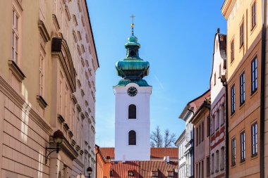 Çekici Avrupa sokak sahnesinde bakır çatılı tarihi kilise kulesi.