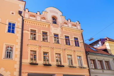 Aydınlık bir günde tarihi Avrupa mimarisi.