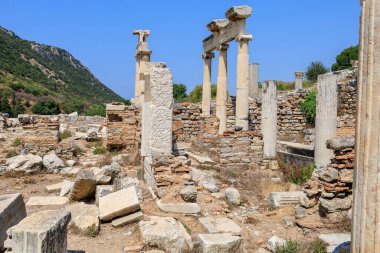 Ephesus antik şehrinin kalıntıları. İnsanlığın Antik Yunan ve Antik Roma 'dan kalma kültürel mirası. Seçici odaklı arkaplan