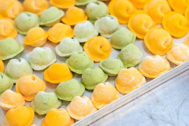 Yarı bitmiş bir ürün fabrikasının atölyesindeki hamur işleri. Seçici odaklı arkaplan ve metin için alanı kopyala