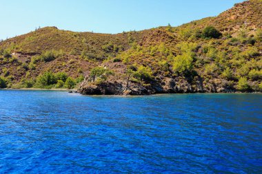 Akdeniz veya Ege Denizi kıyısındaki kayalık sahil. Seçici odaklı arkaplan ve metin için alanı kopyala