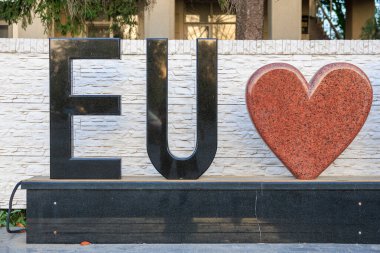 Avrupa Birliği 'ne duyulan sevgi kavramını AB ve kalbe yazın. Seçici odaklı arkaplan ve metin için alanı kopyala