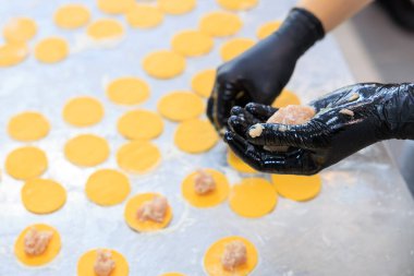 Hamur ve kıymadan hamur köftesi yapma fabrikası. Seçici odaklı arkaplan ve metin için alanı kopyala