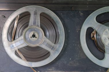 Siyah arka planı olan iki eski pikap. Soldaki pikabın beyaz kenarlı, sağdakinin ise siyah kenarlı.