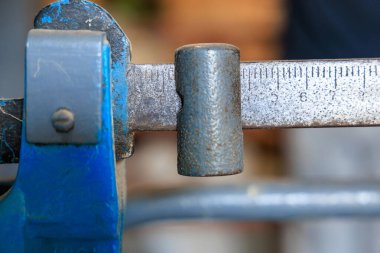 Üzerinde cetvel olan mavi bir tartı. Cetvel 0 'dan 10' a kadar sayılarla işaretlenmiş.