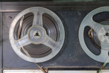 Beyaz plastik kenarlı iki eski pikap. Soldaki pikapta siyah etiket var.