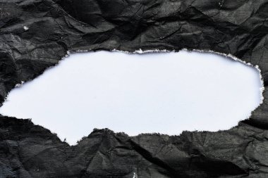 Siyah, buruşuk bir tuvalde beyaz bir delik. Tasarım için boş, tasarımcı için grafik kaynağı