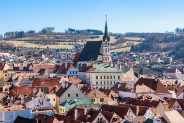 Tarihi kilisesi ve mavi gökyüzünün altında pitoresk çatıları olan büyüleyici Czech kasabası, Çek Cumhuriyeti 'nden Cesky Krumlov..