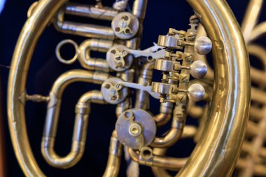 Pirinçten Fransız korna valfleri ve detaylı mekanikli borulara yakın çekim..