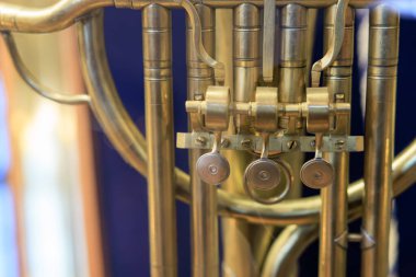 Pirinç trompet detaylarını kapakçıklar ve borularla kapatın..