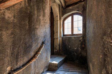 Antik kulede güneşli kavisli pencereli taştan merdiven, Çek Cumhuriyeti Cesky Krumlov.