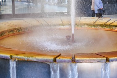 Şehir meydanında dairesel havzası olan ve su fışkırtan şehir çeşmesi, doğal gayzer..