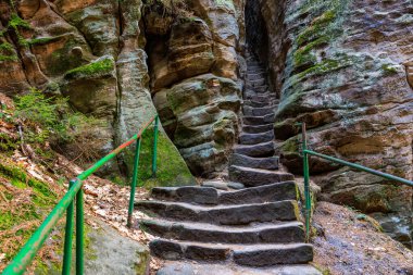 Dar kayalık geçitten geçen taştan merdiven..