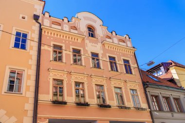 Mavi gökyüzü altında mimari ayrıntılara sahip tarihi Avrupa cephesi.