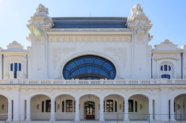 Beyaz tarihi Avrupa binasının kemerli pencereli klasik mimari cephesi.