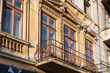 Karmaşık balkon ve dekoratif cephe ile süslü Avrupa mimarisi.