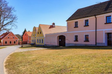Tarihi Czech köyü renkli geleneksel evler ve klasik ortamlarda kırsal mimari.