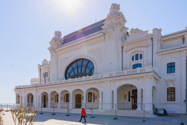 Güneşli bir günde zarif görünüşlü tarihi sanat yenilikçi mimarisi. 3 Mayıs 2025 Romanya.